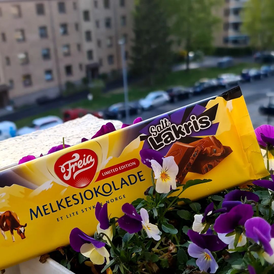 Freia Melkesjokolade Lakris - Freia Milk Chocolate with Salty Licorice 190 Grams (6.7 oz)